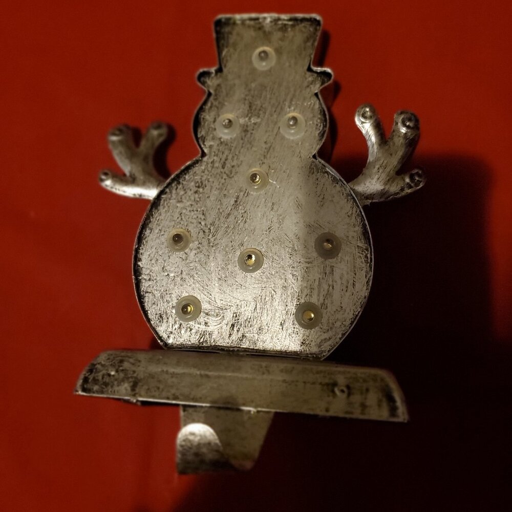 NEW GREENIDEA CHRISTMAS METAL SNOWMAN STOCKING HOLDER WITH BATTERY OPERATED LED